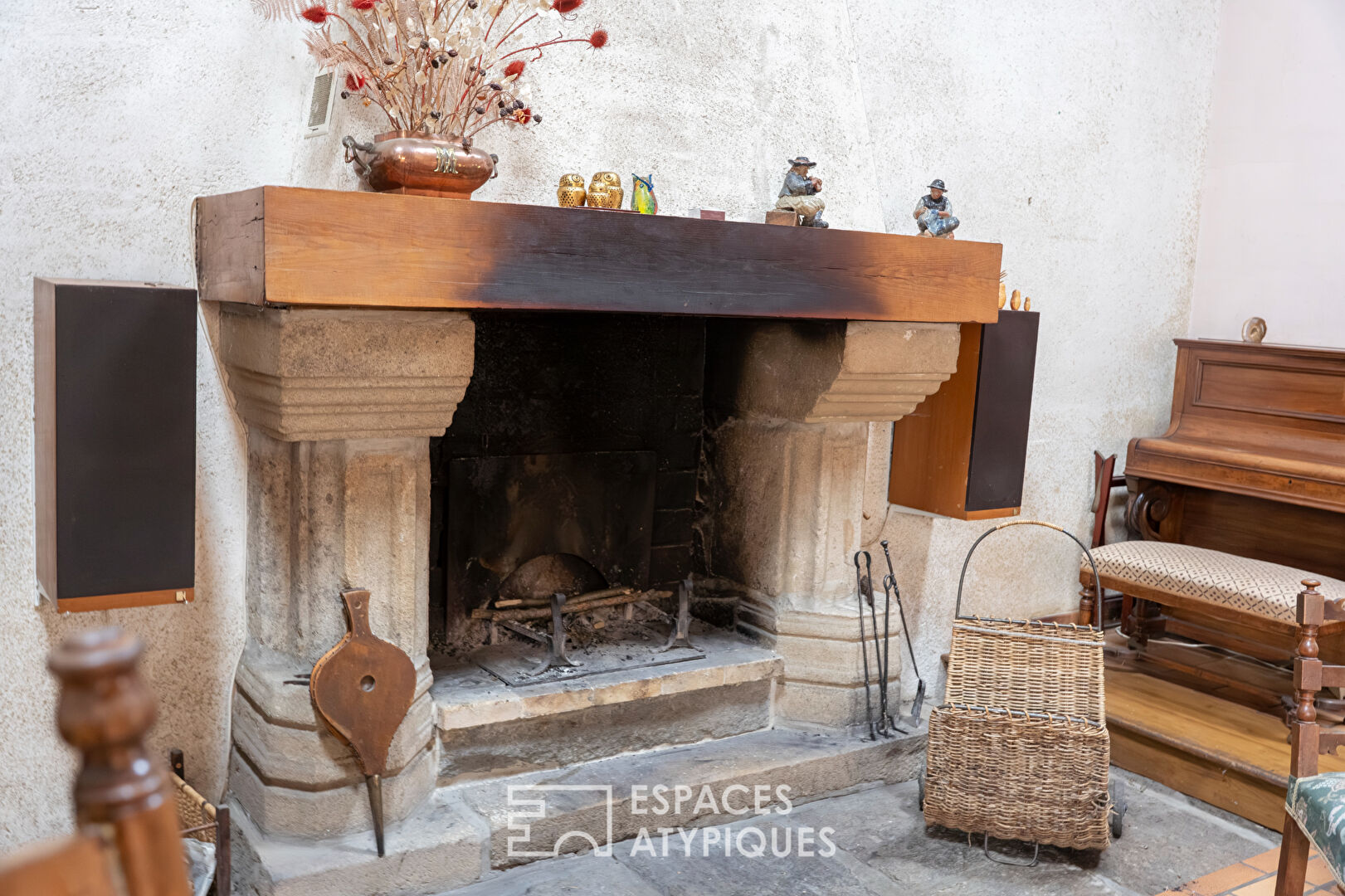 Charmant corps de ferme , 2 longères rénovées et sa dépendance en pierre.