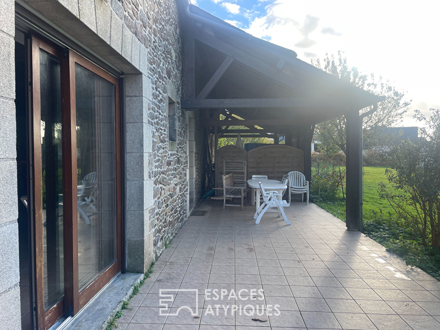 Charmant corps de ferme , 2 longères rénovées et sa dépendance en pierre.