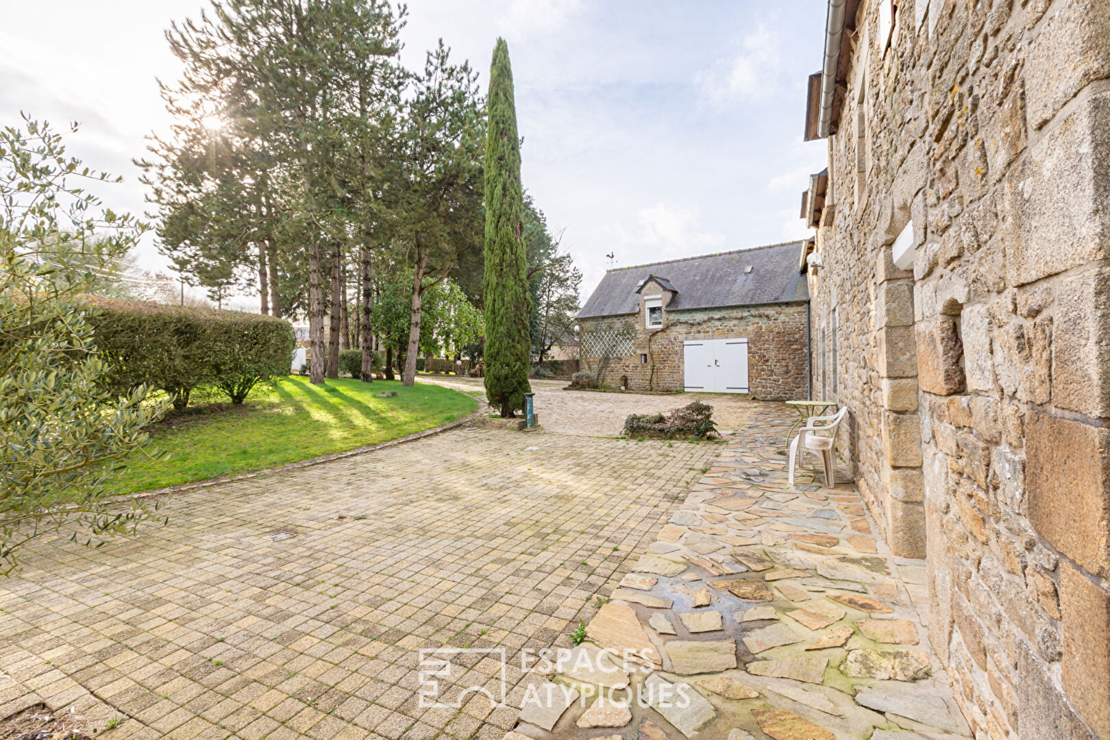 Belle maison en pierre rénovée et son atelier à la campagne.