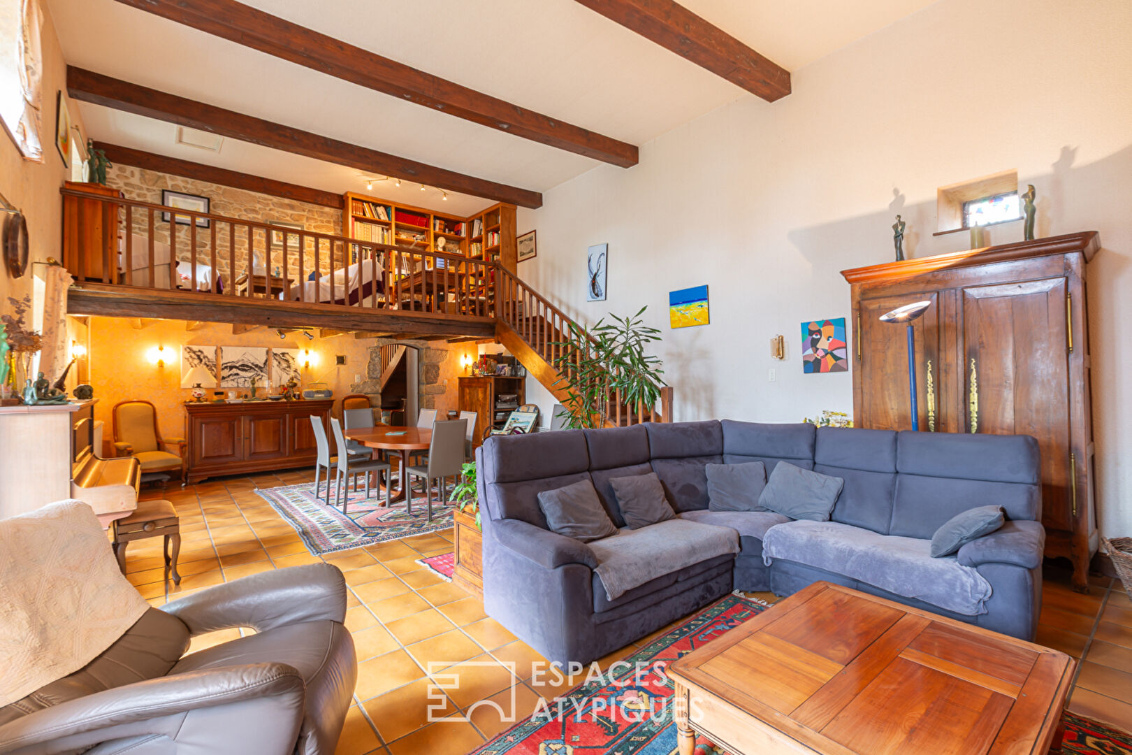 Belle maison en pierre rénovée et son atelier à la campagne.