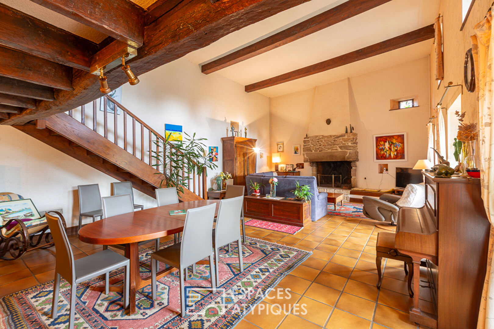 Belle maison en pierre rénovée et son atelier à la campagne.