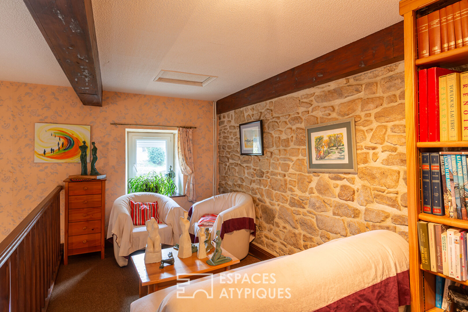 Belle maison en pierre rénovée et son atelier à la campagne.