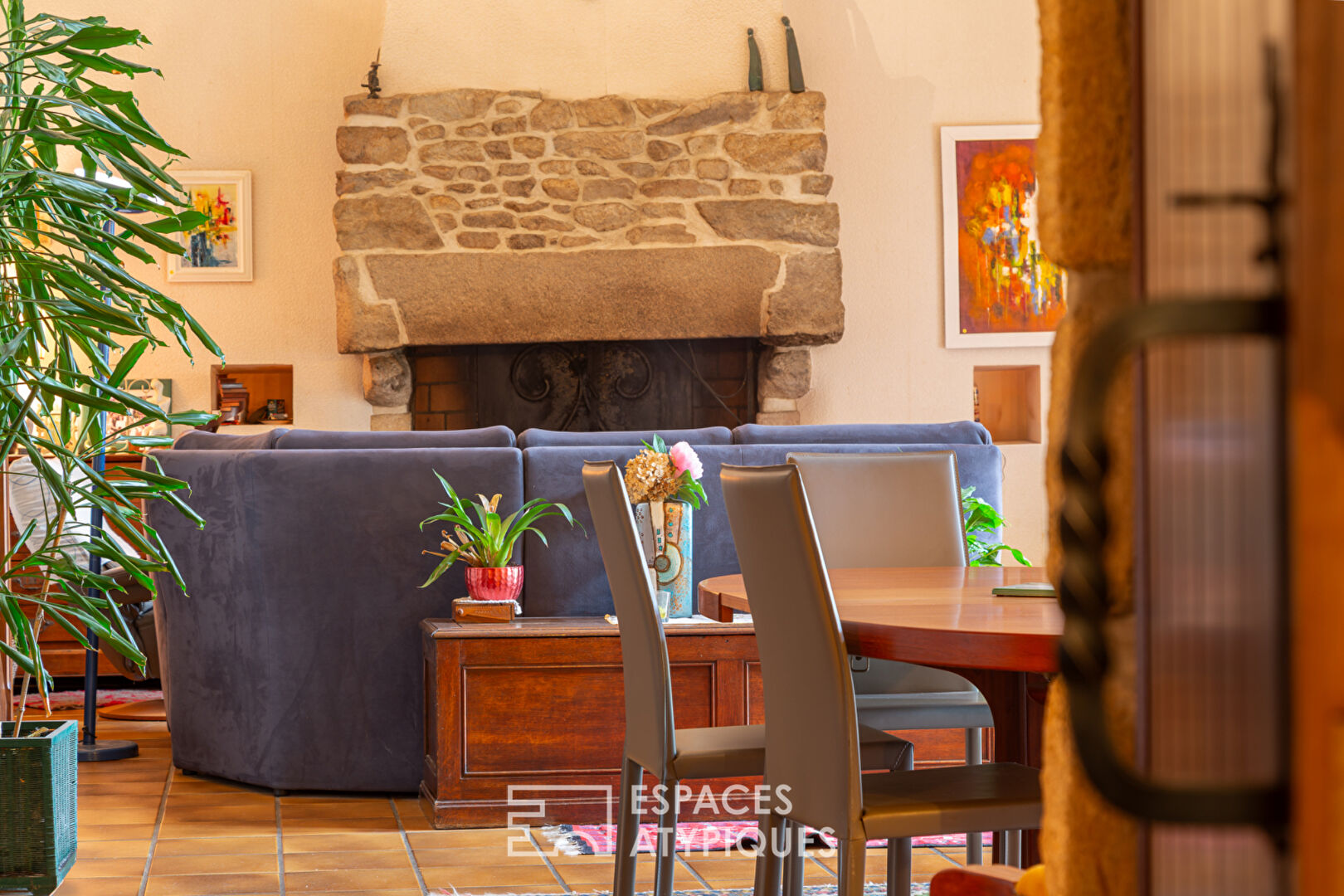 Belle maison en pierre rénovée et son atelier à la campagne.