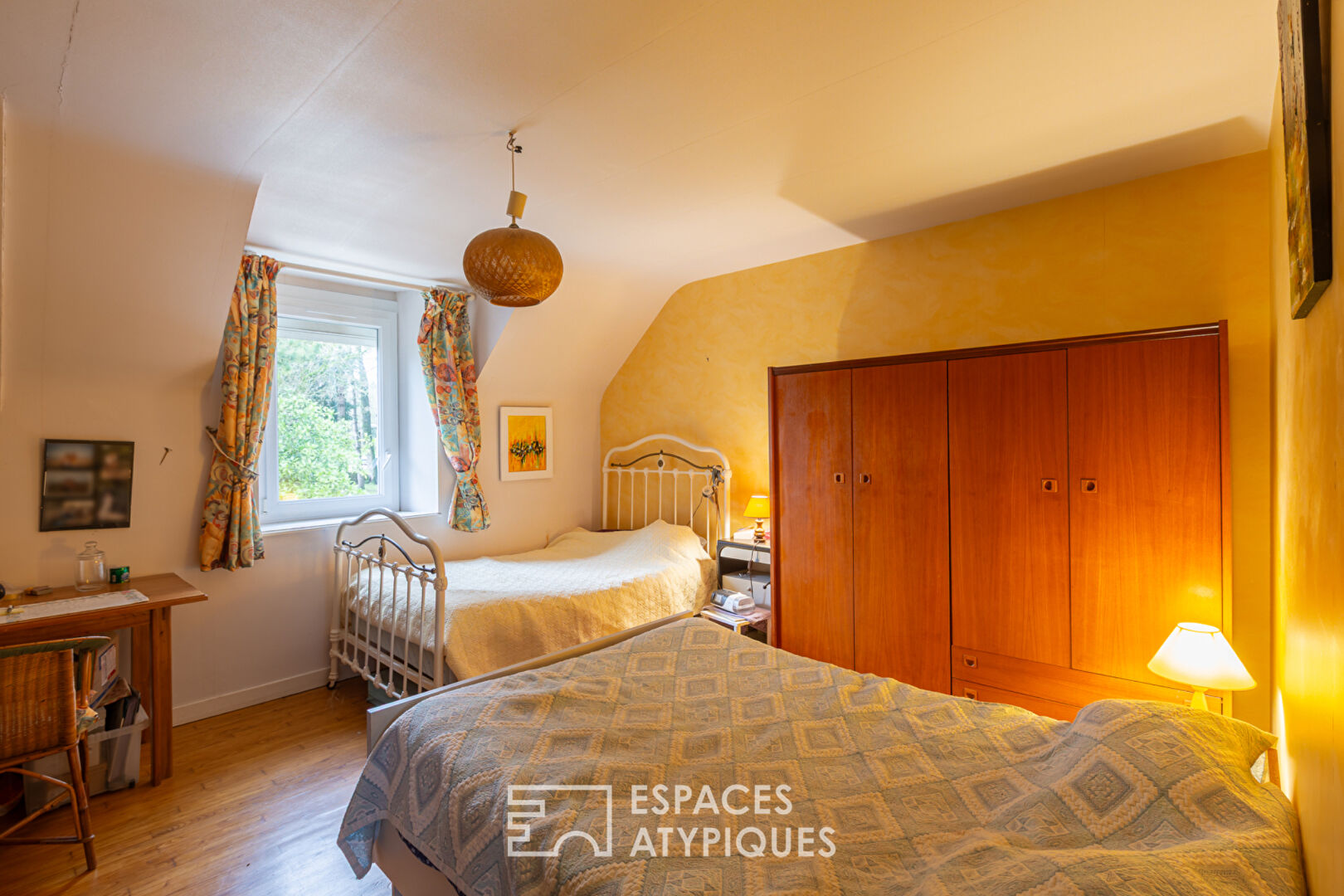 Belle maison en pierre rénovée et son atelier à la campagne.