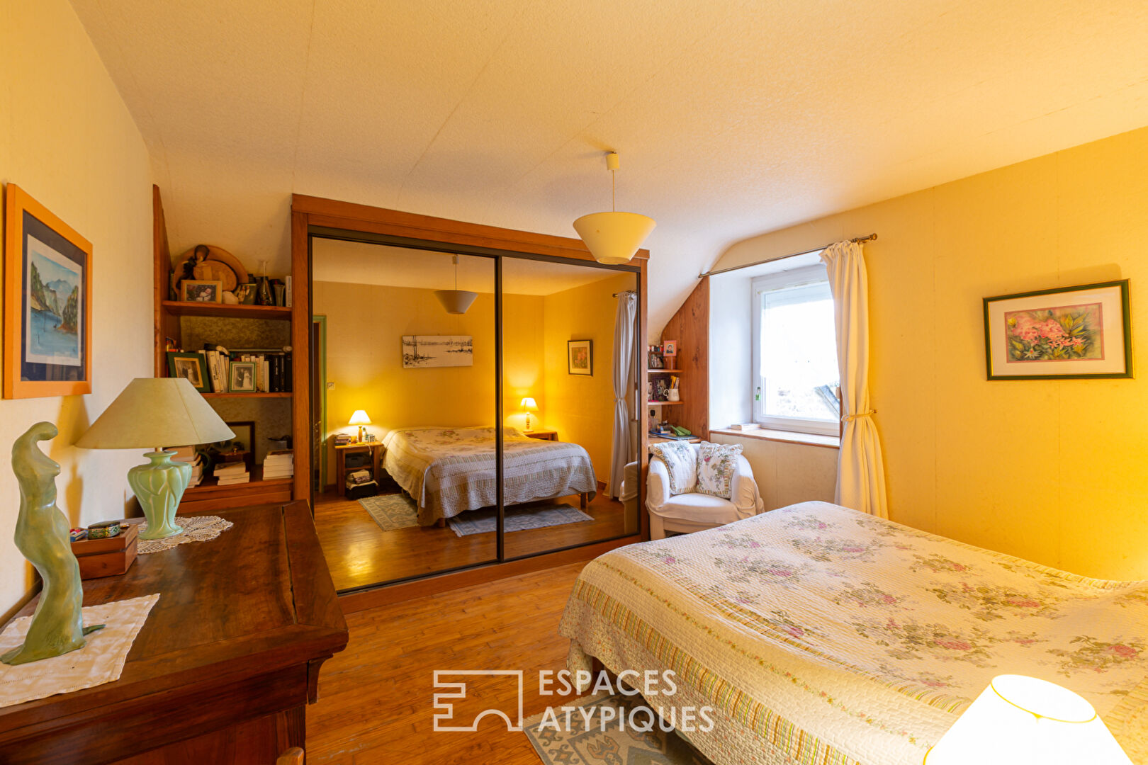 Belle maison en pierre rénovée et son atelier à la campagne.