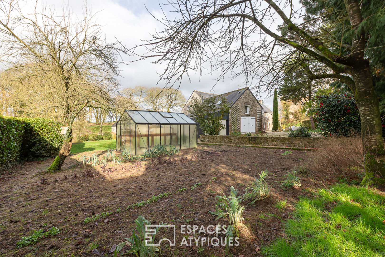Belle maison en pierre rénovée et son atelier à la campagne.
