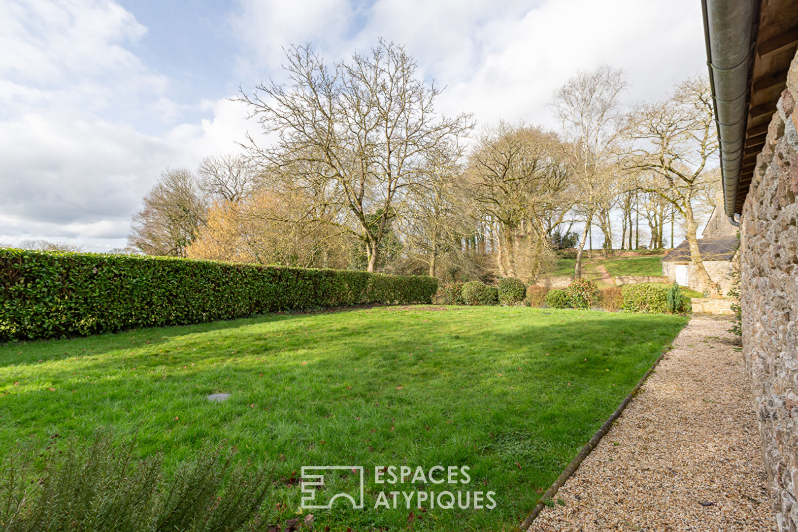 Belle maison en pierre rénovée et son atelier à la campagne.