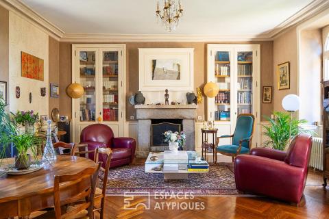 Maison bourgeoise rénovée du XIXe siècle avec jardin arboré et dépendances en coeur de ville à Broons