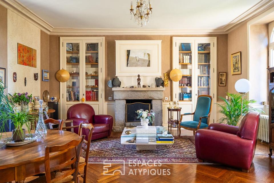 Maison bourgeoise rénovée du XIXe siècle avec jardin arboré et dépendances en coeur de ville à Broons