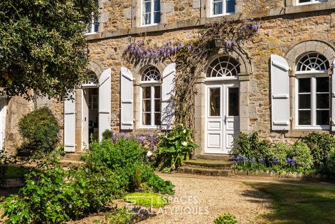 Maison bourgeoise rénovée du XIXe siècle avec jardin arboré et dépendances en coeur de ville à Broons