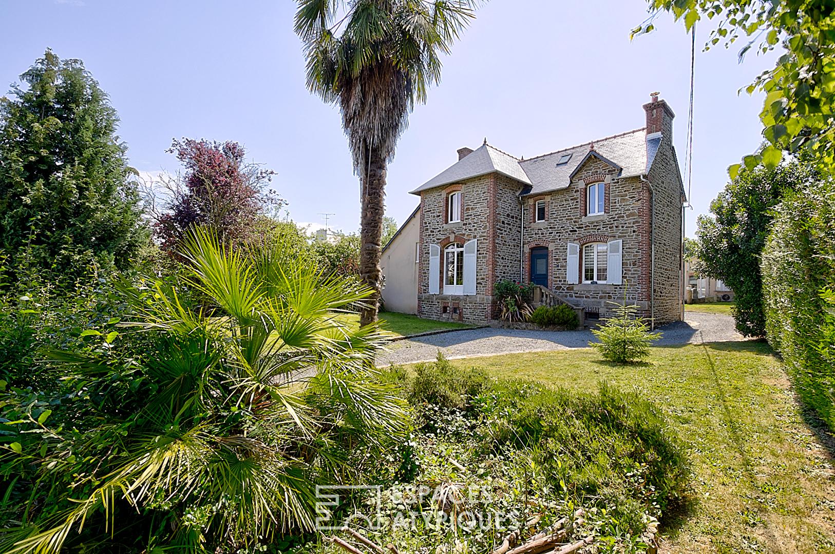 Belle maison d'époque et sa piscine à Quessoy