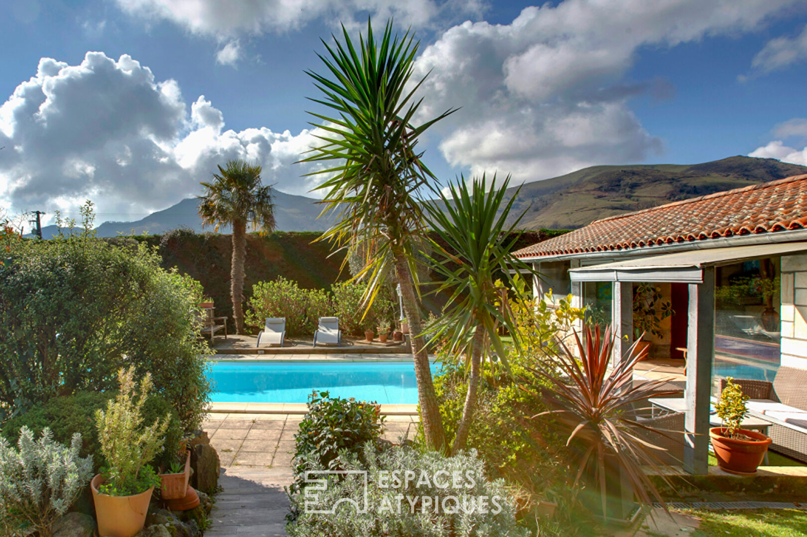 Maison authentique basque avec vue dominante sur les collines