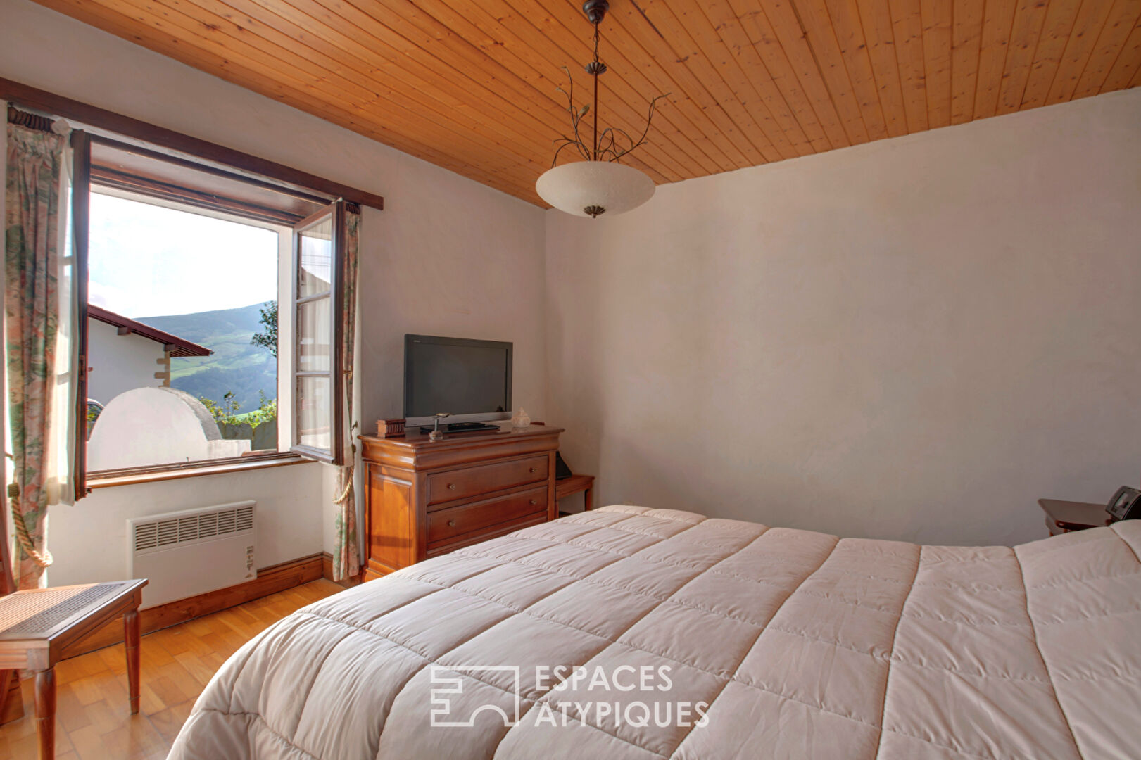 Maison authentique basque avec vue dominante sur les collines
