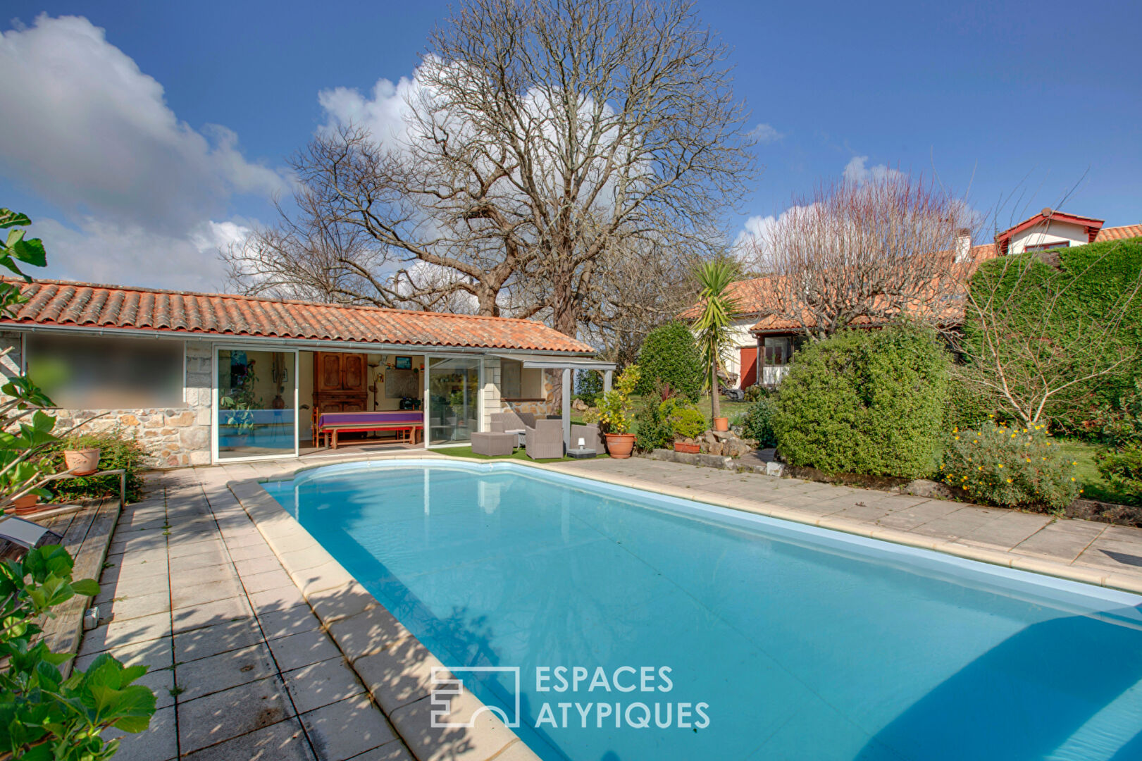 Maison authentique basque avec vue dominante sur les collines