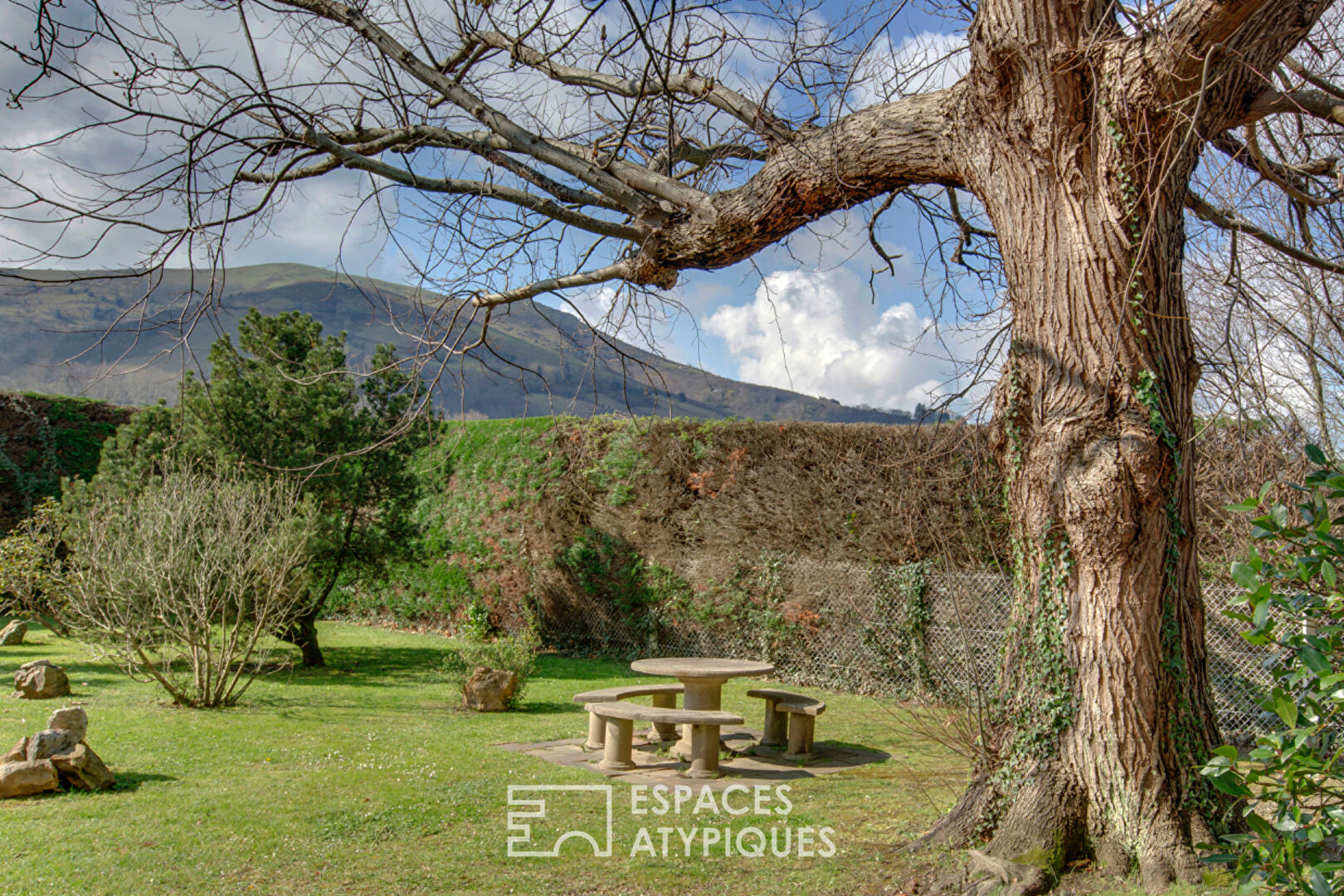 Maison authentique basque avec vue dominante sur les collines