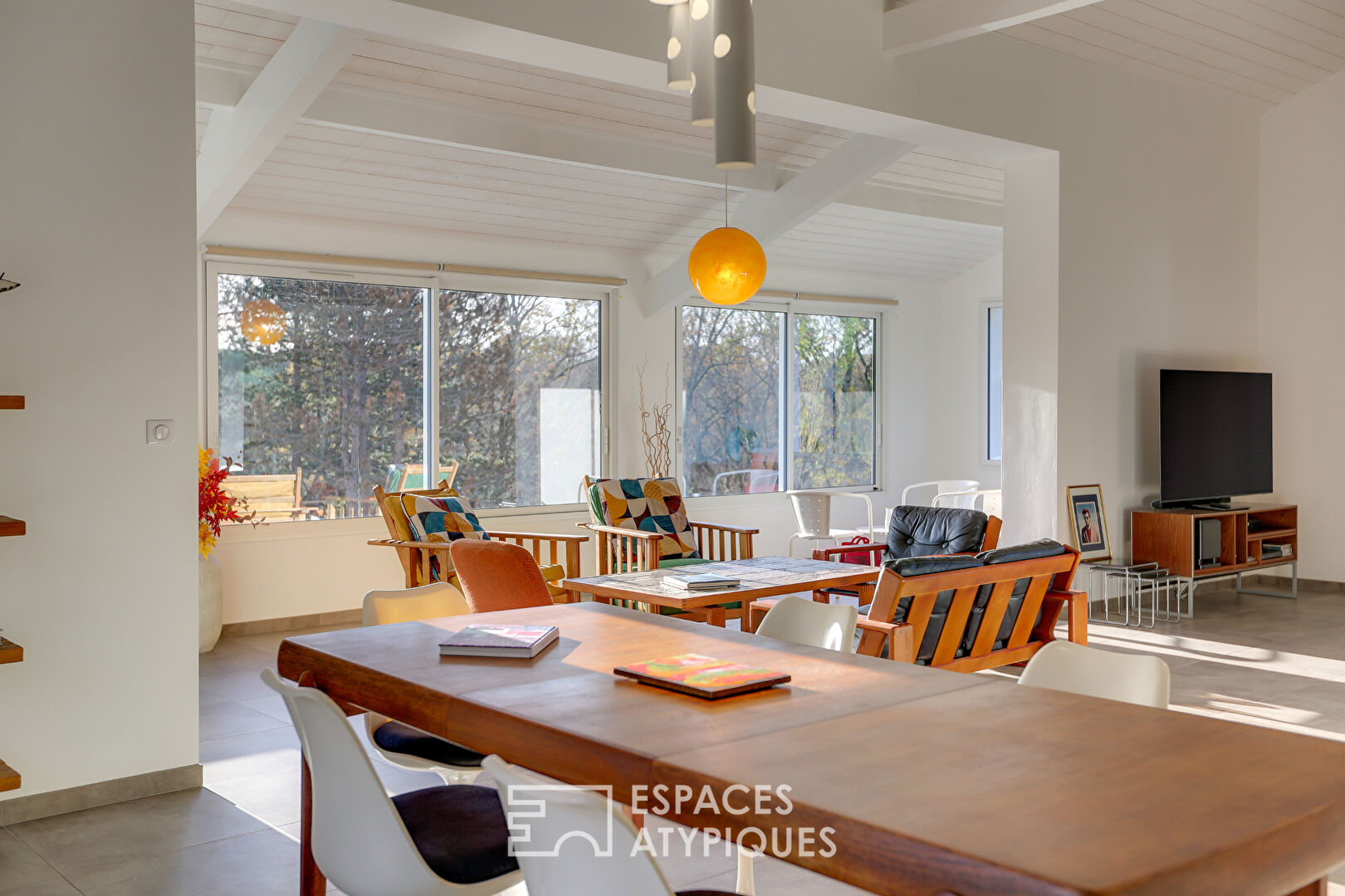 Contemporary house with views of unspoiled nature