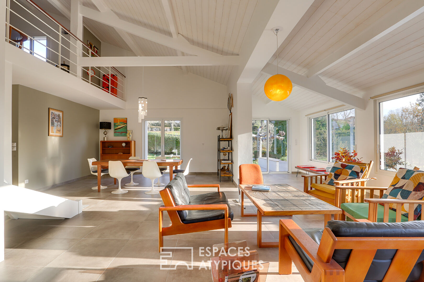 Contemporary house with views of unspoiled nature