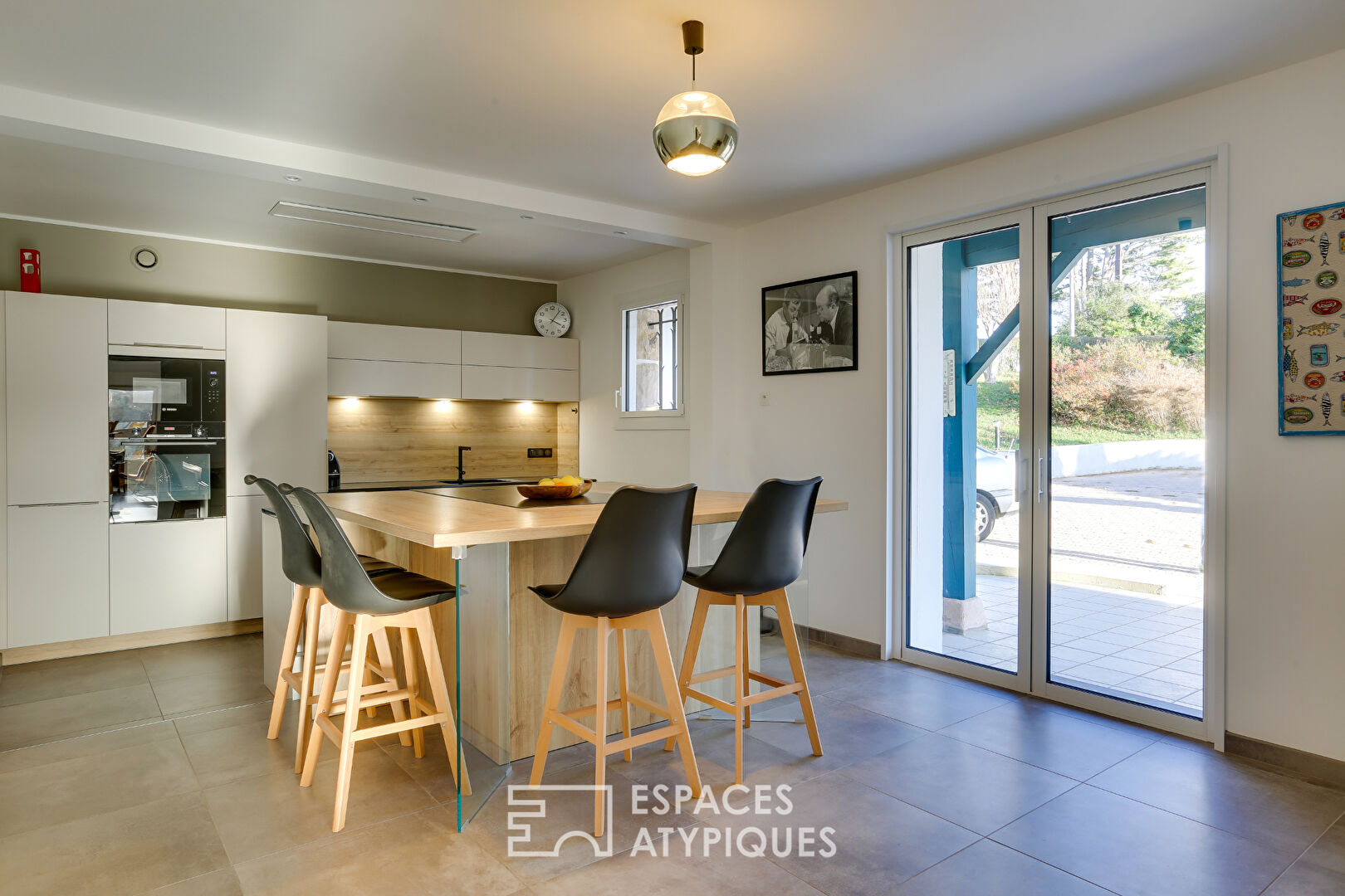 Contemporary house with views of unspoiled nature