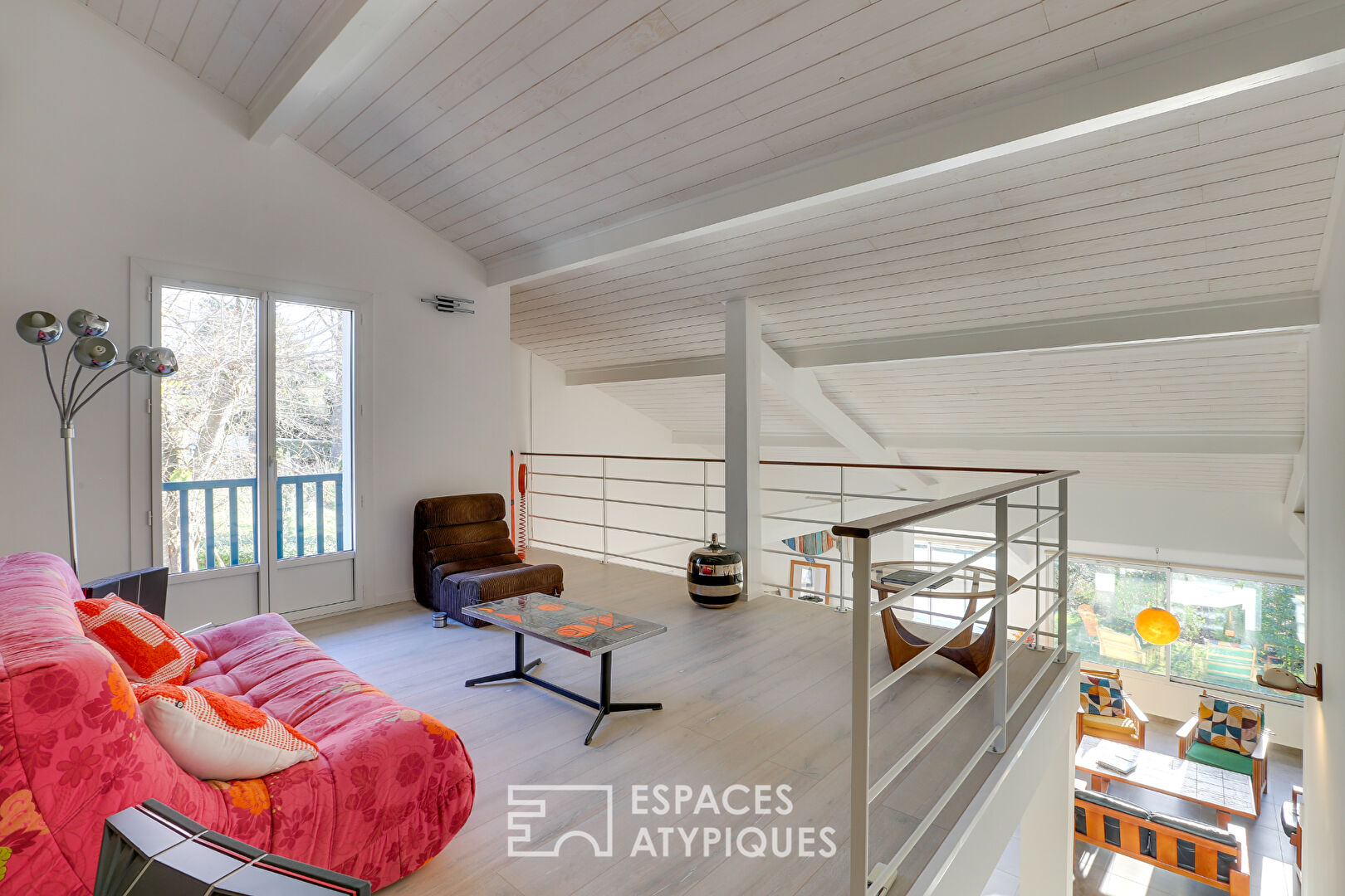 Contemporary house with views of unspoiled nature