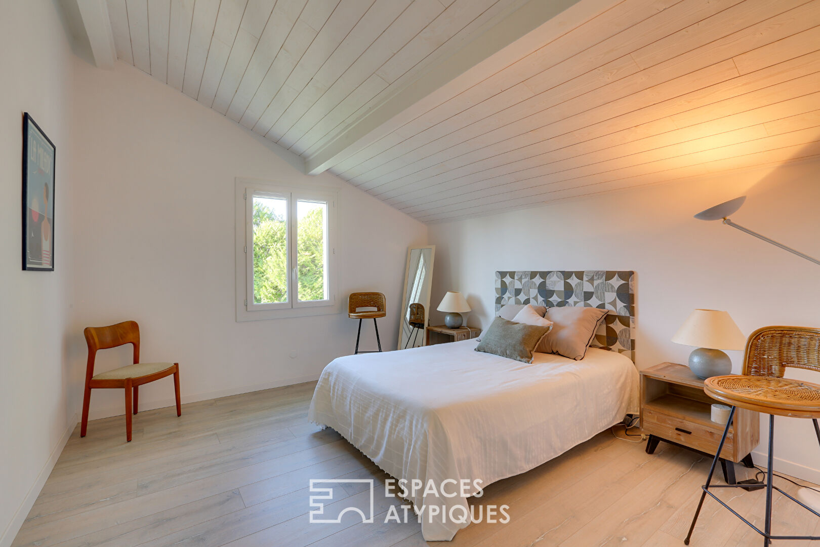 Contemporary house with views of unspoiled nature