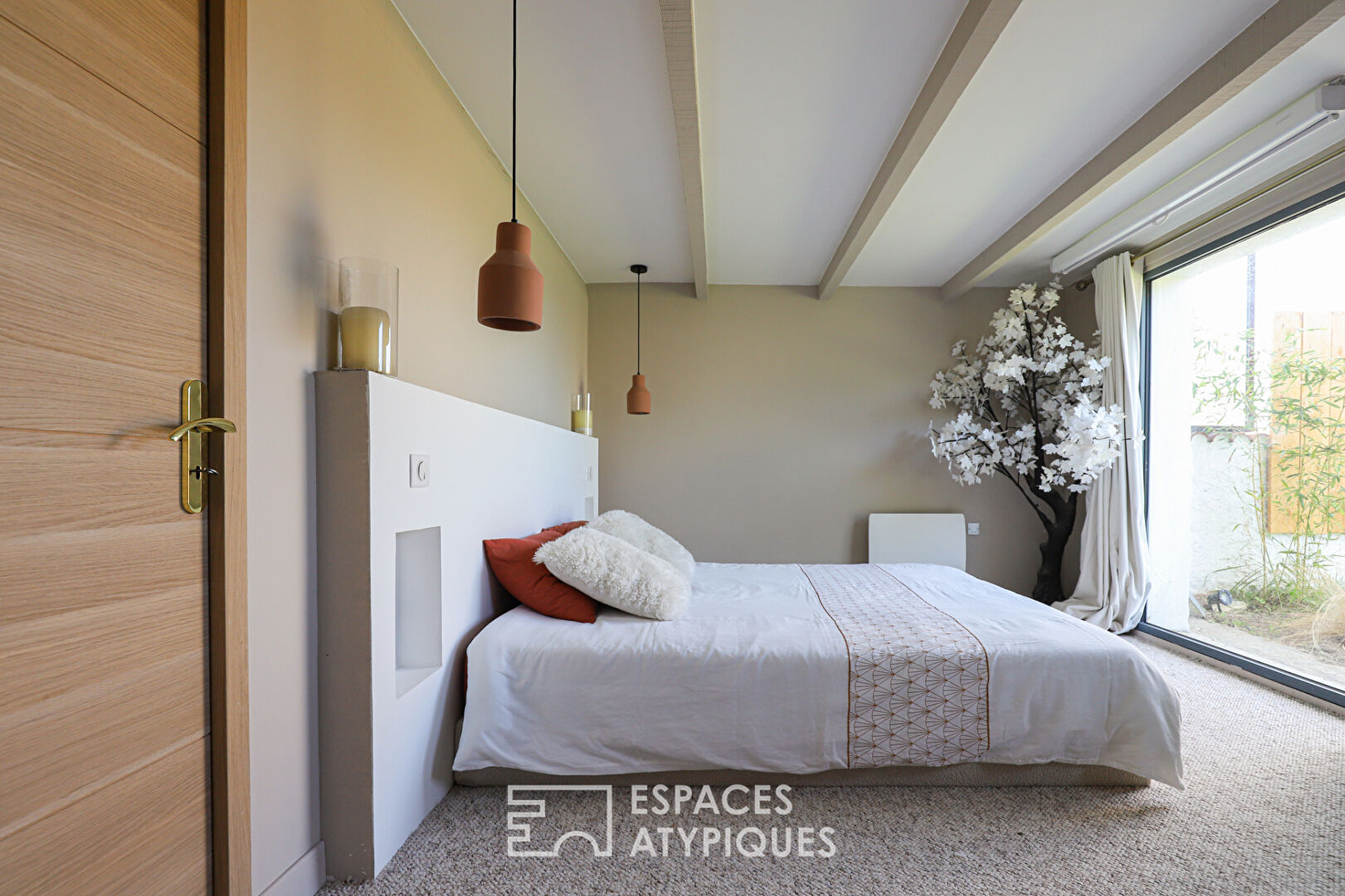 Une rénovation contemporaine avec un patio secret à Anglet