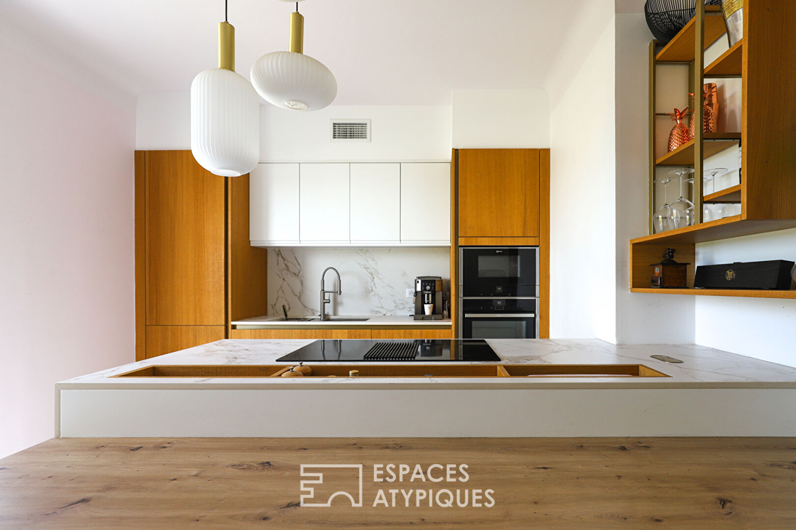 Une rénovation contemporaine avec un patio secret à Anglet