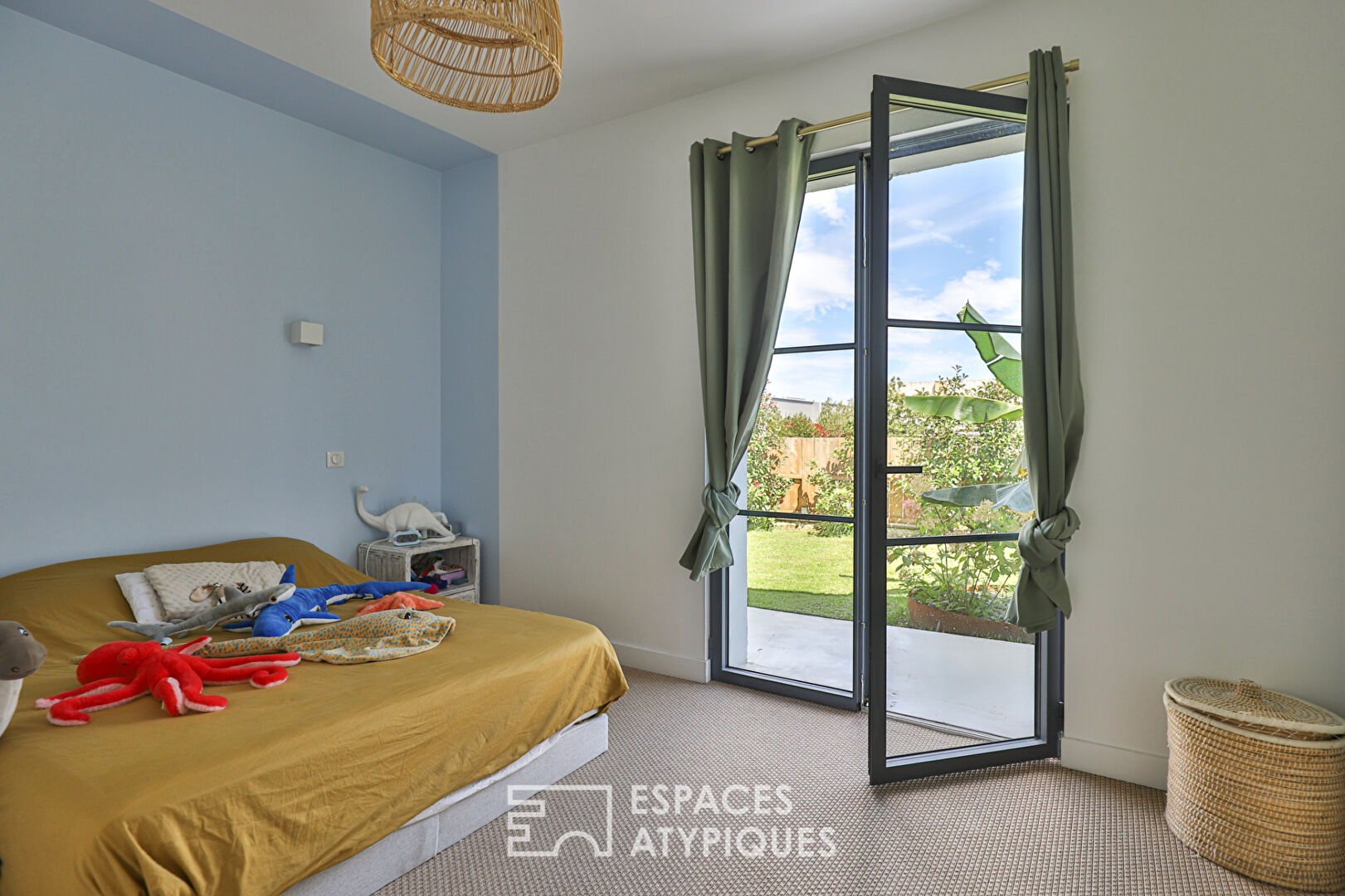 Une rénovation contemporaine avec un patio secret à Anglet