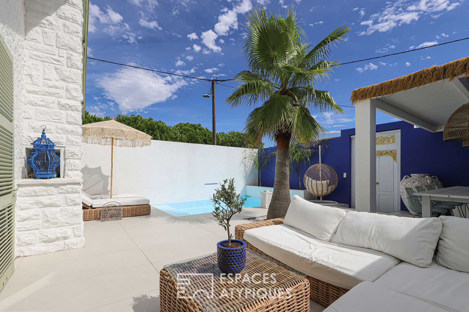 Une rénovation contemporaine avec un patio secret à Anglet