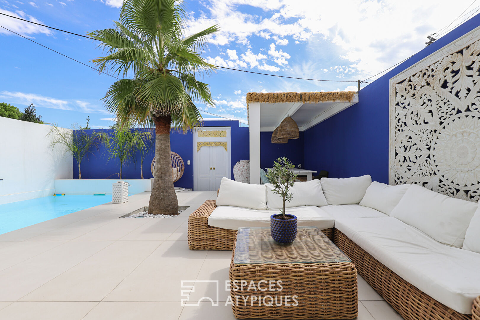 Une rénovation contemporaine avec un patio secret à Anglet