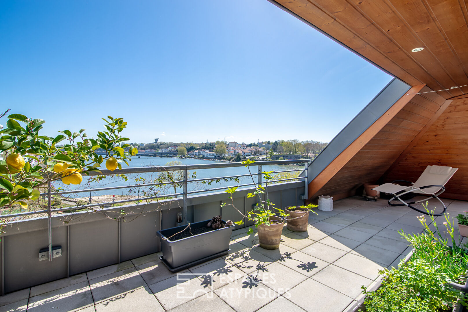 Top floor apartment facing the Adour