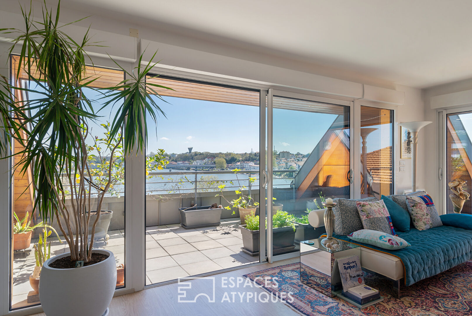 Top floor apartment facing the Adour