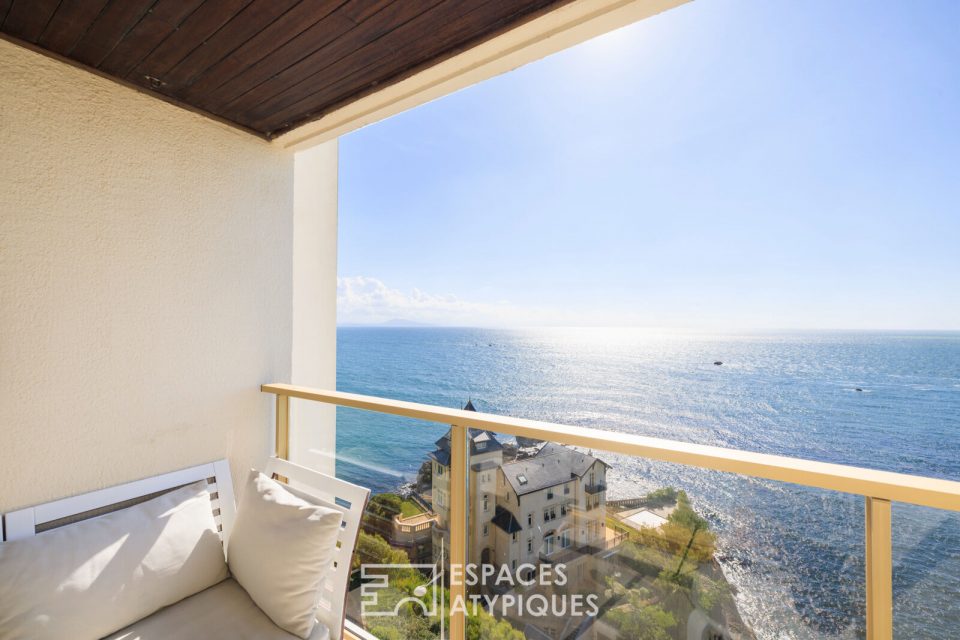 Grand studio avec vue panoramique sur l'océan, au pied du Port Vieux