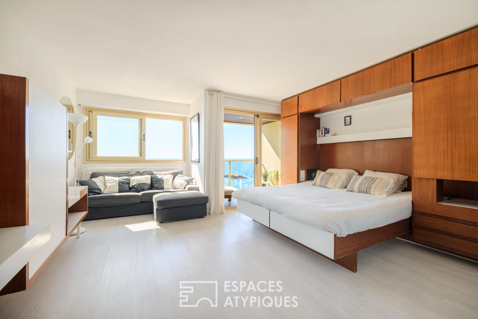 Large studio with panoramic ocean view, at the foot of Port Vieux