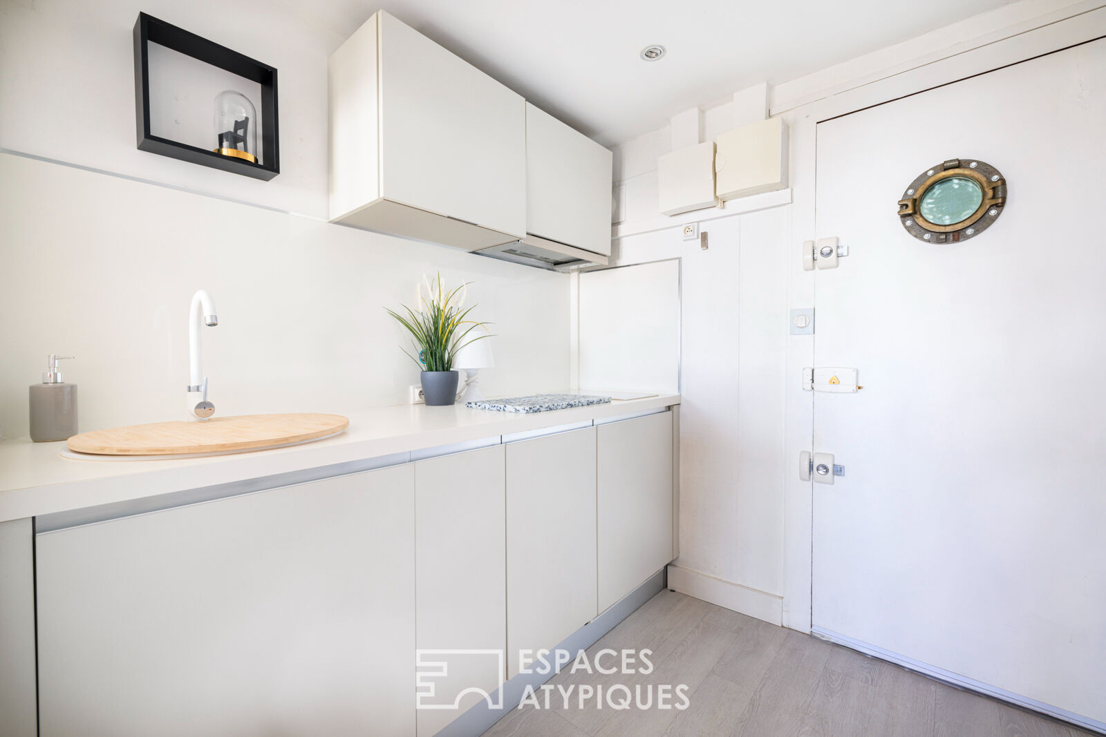Large studio with panoramic ocean view, at the foot of Port Vieux