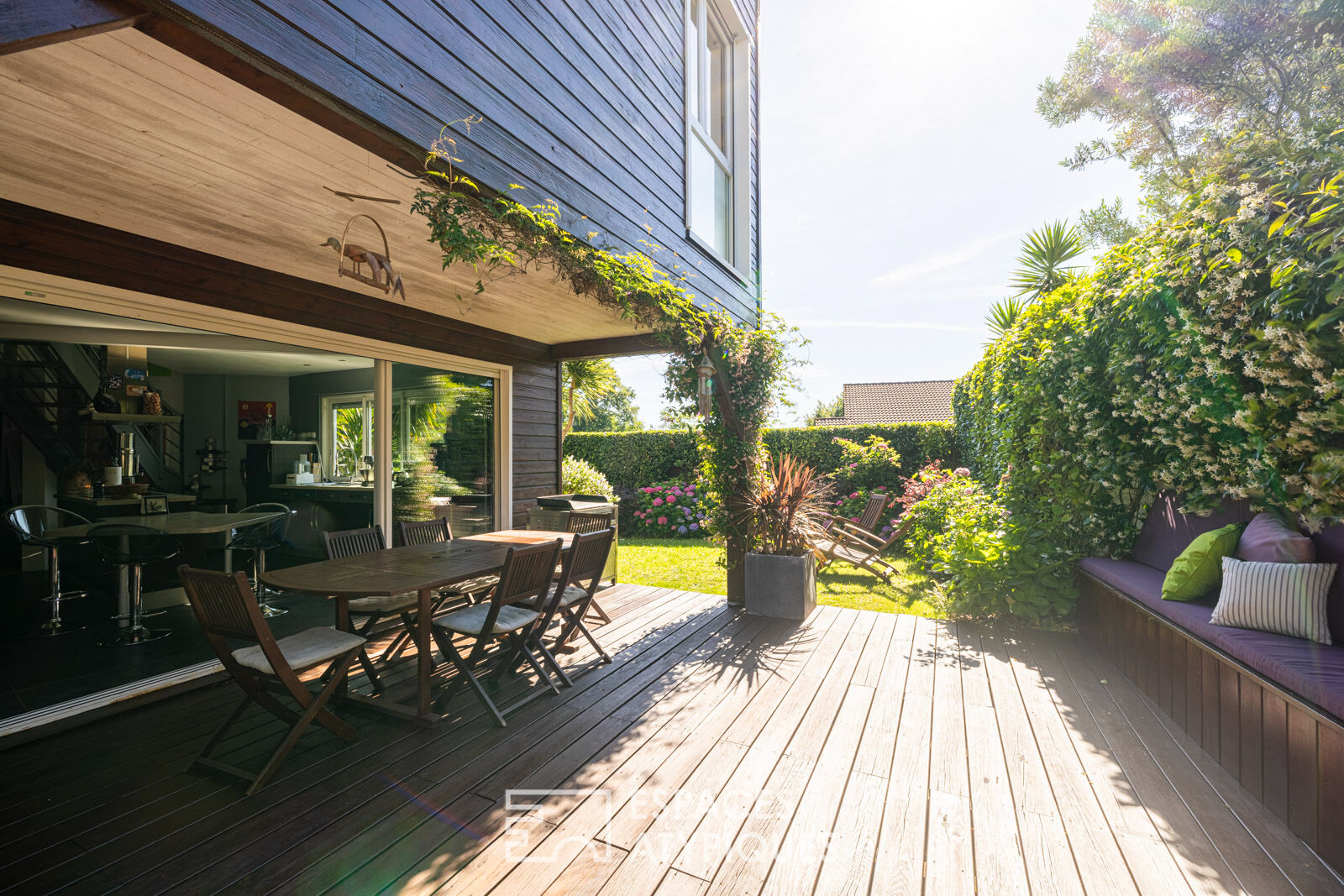 Contemporary wood and its landscaped garden, at the end of a dead end