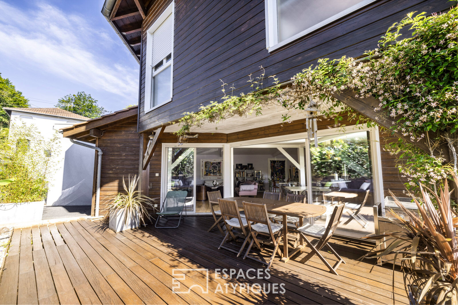 Contemporary wood and its landscaped garden, at the end of a dead end