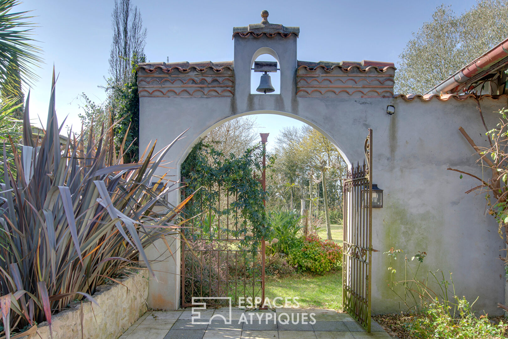 17th century property in Guiche, fully renovated
