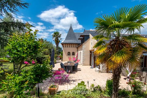 Maison d’architecte de style, avec piscine intérieure, proche Saumur