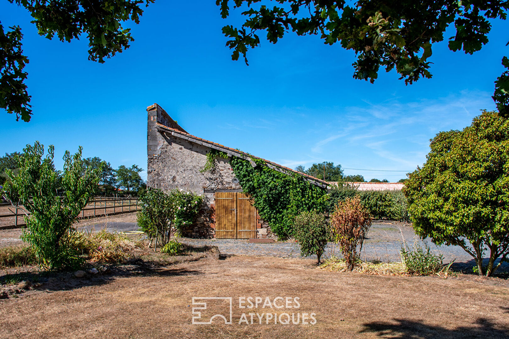 Maison d’hôtes bucolique avec parc et box pour chevaux