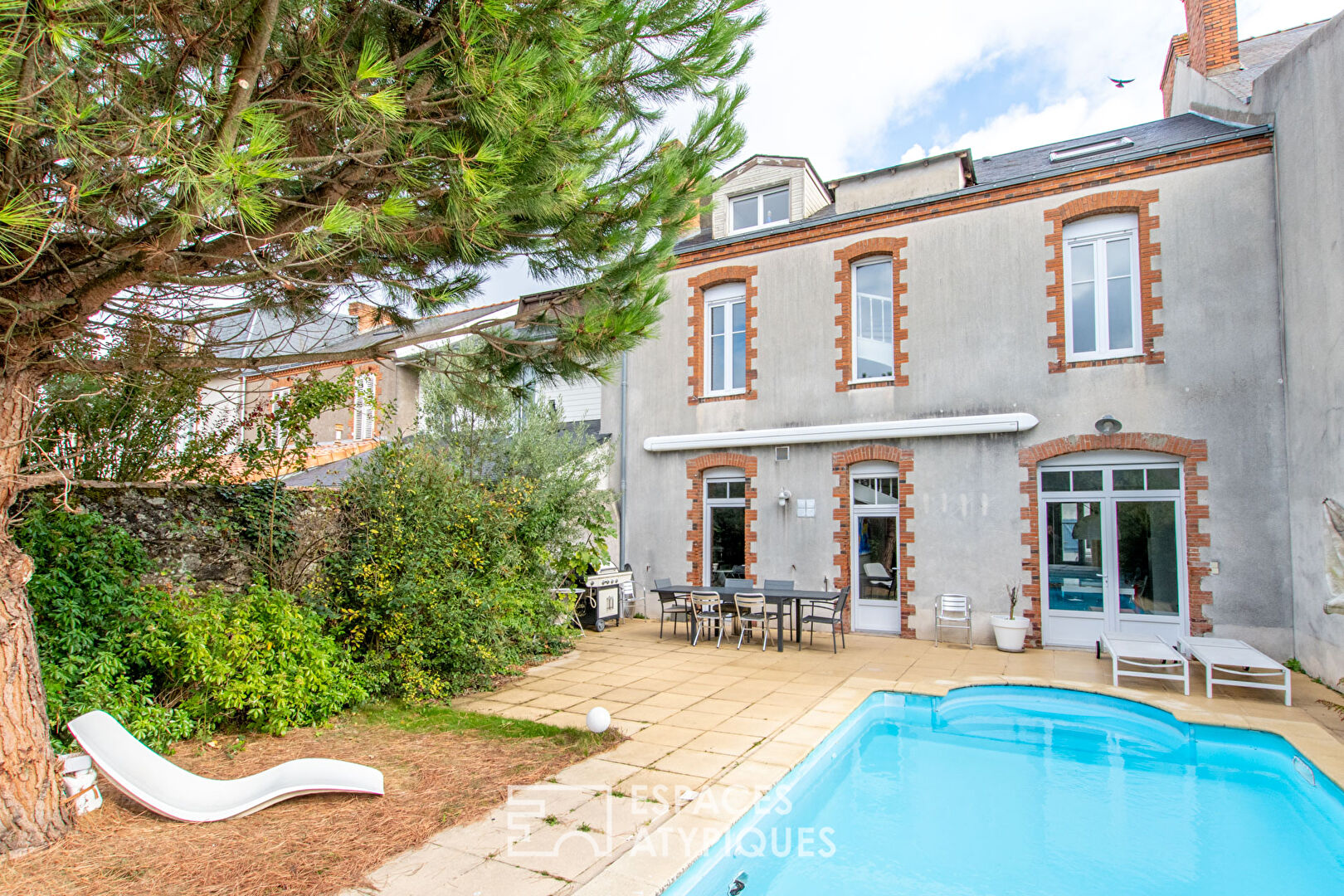 Maison familiale en coeur de ville avec piscine