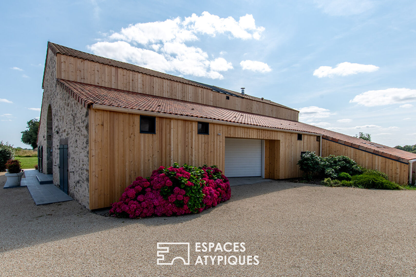 Ancien corps de ferme vendéen rénové avec piscine