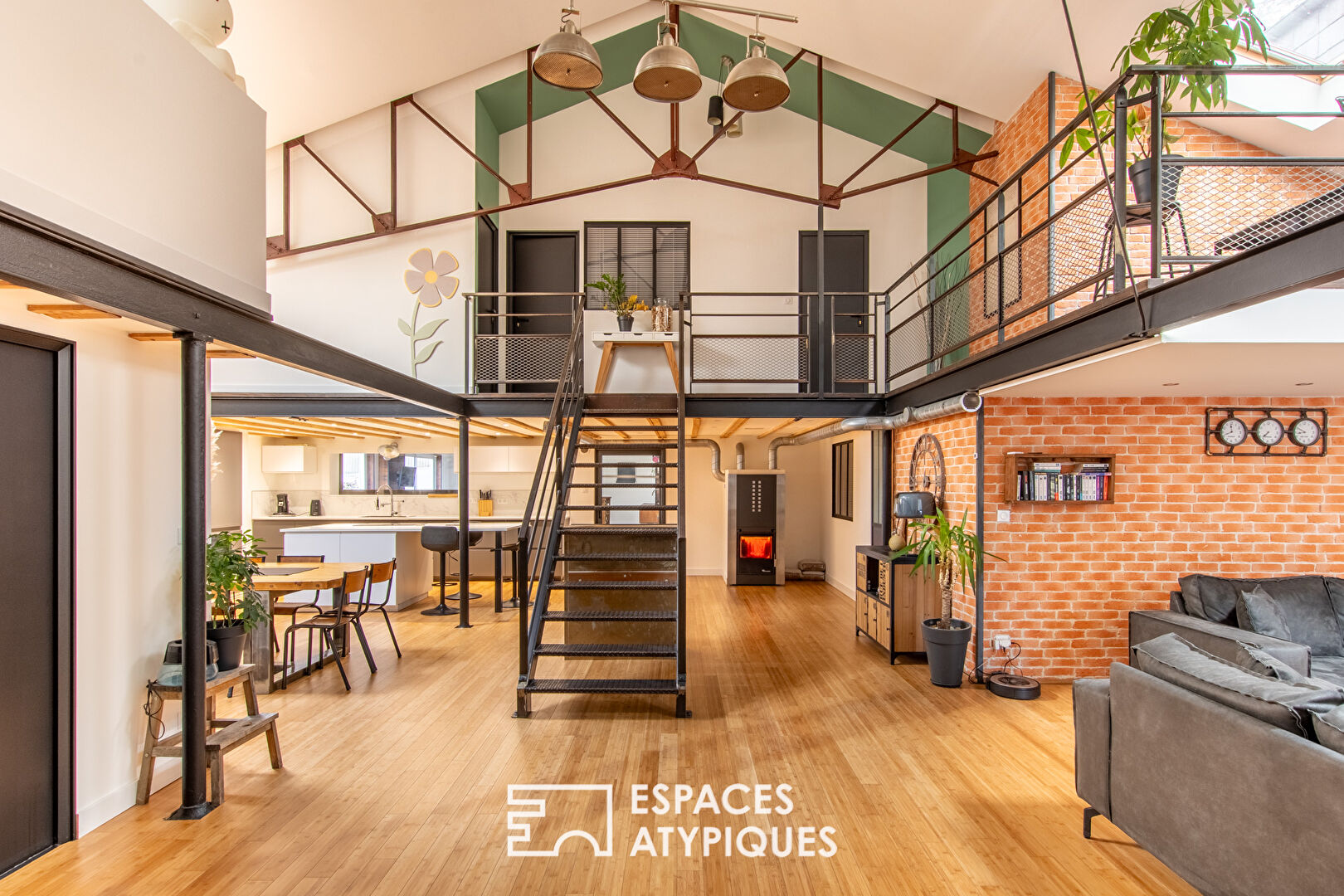 Exceptional industrial style house with garden and renovated workshop