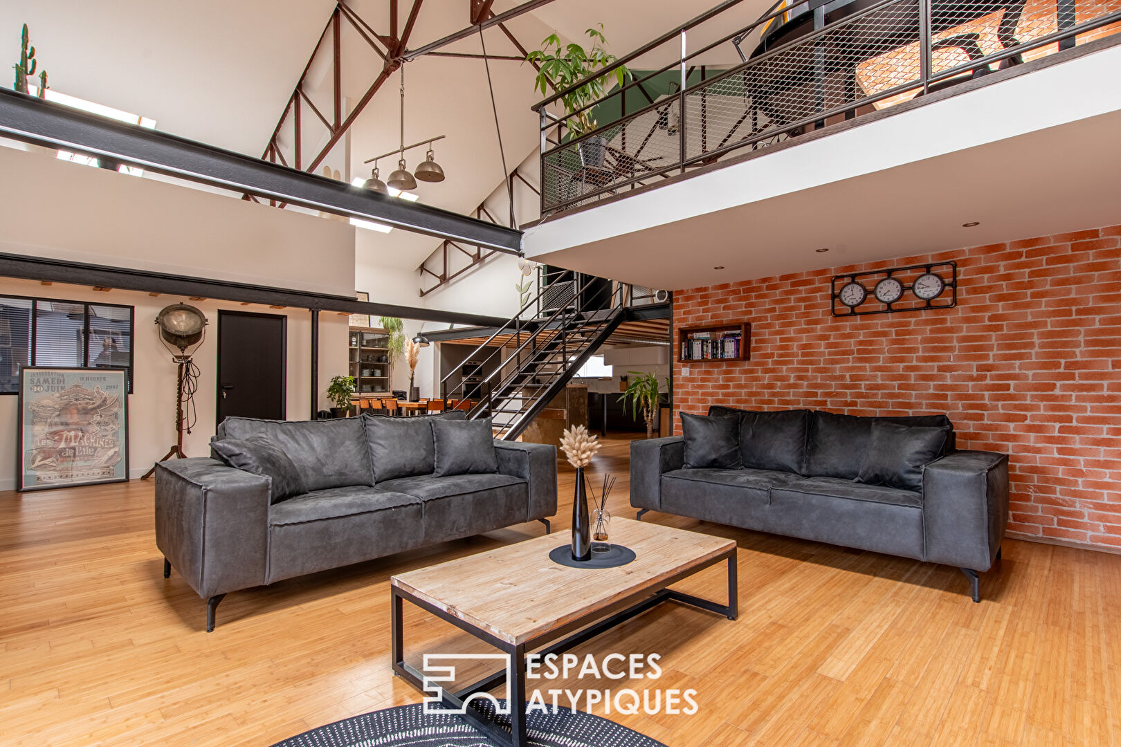 Exceptional industrial style house with garden and renovated workshop