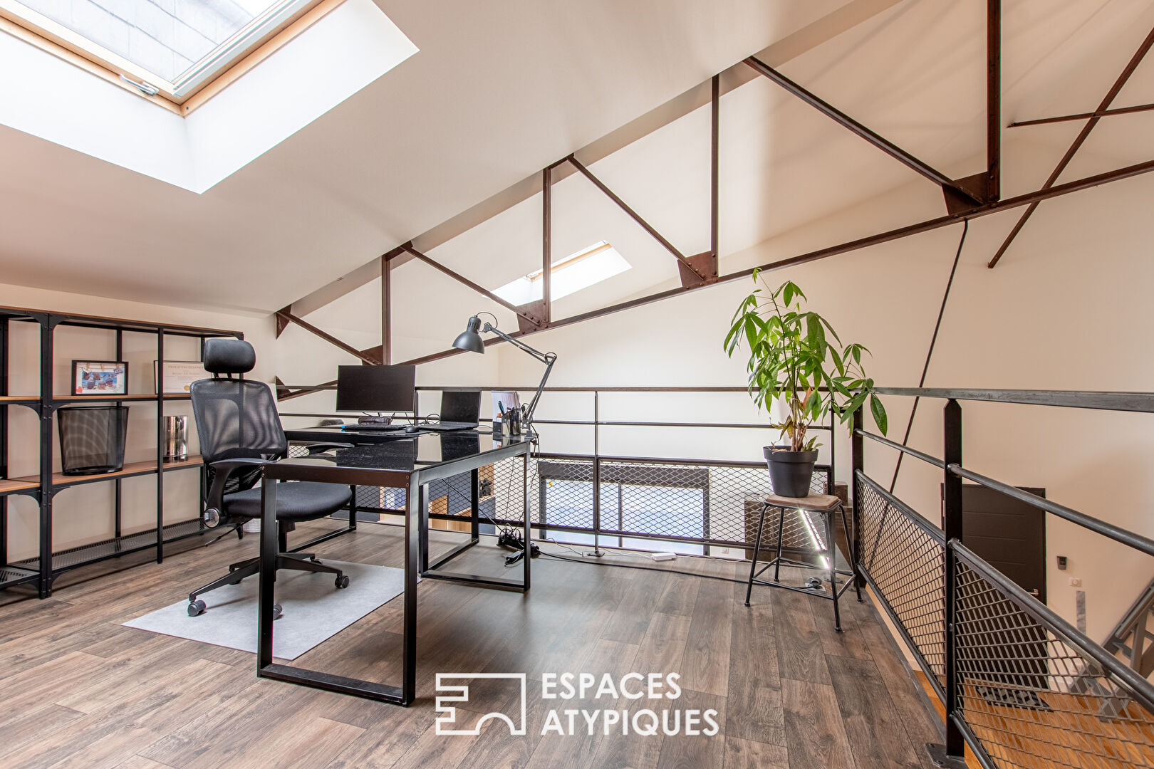 Exceptional industrial style house with garden and renovated workshop