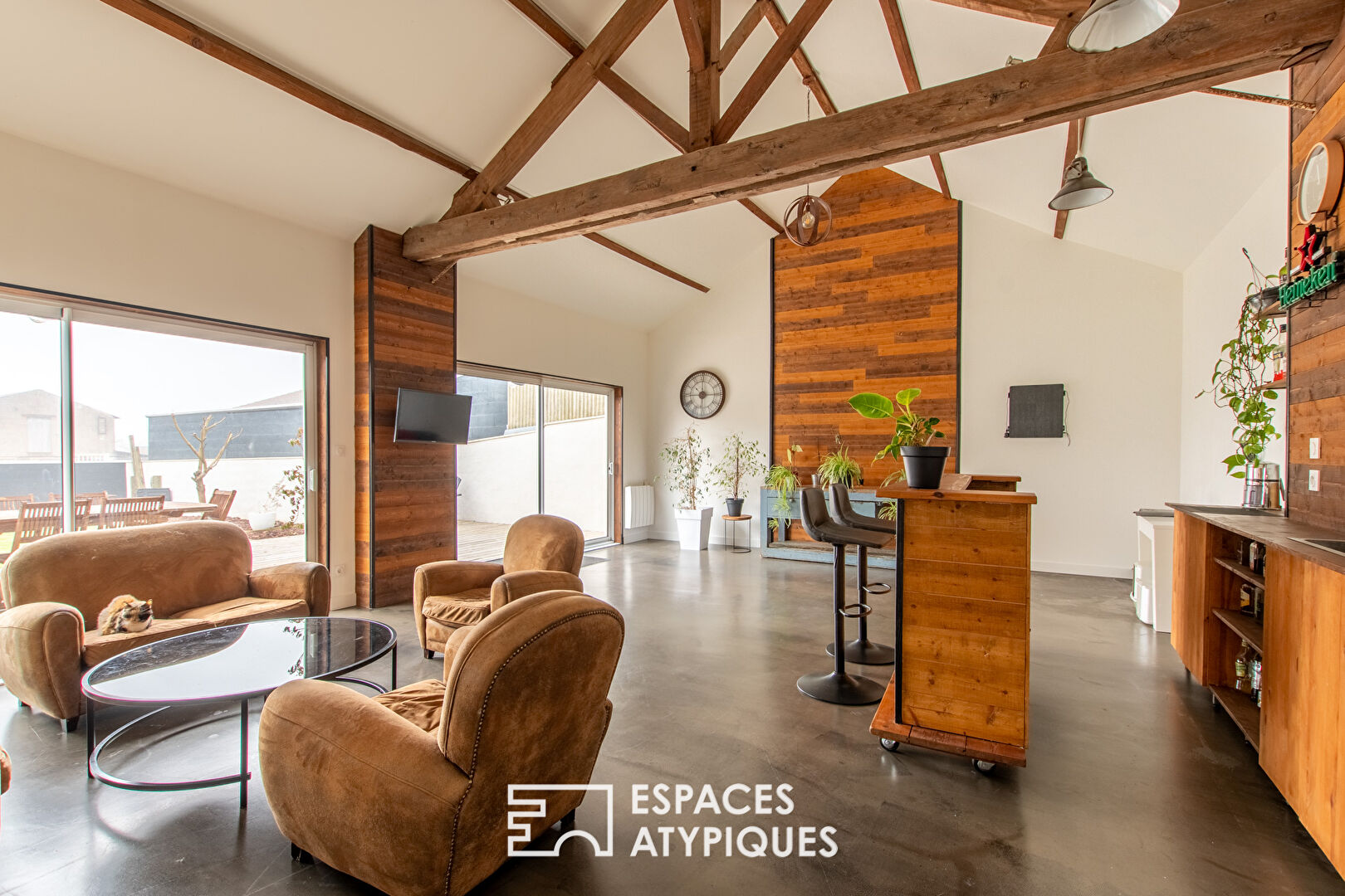 Exceptional industrial style house with garden and renovated workshop
