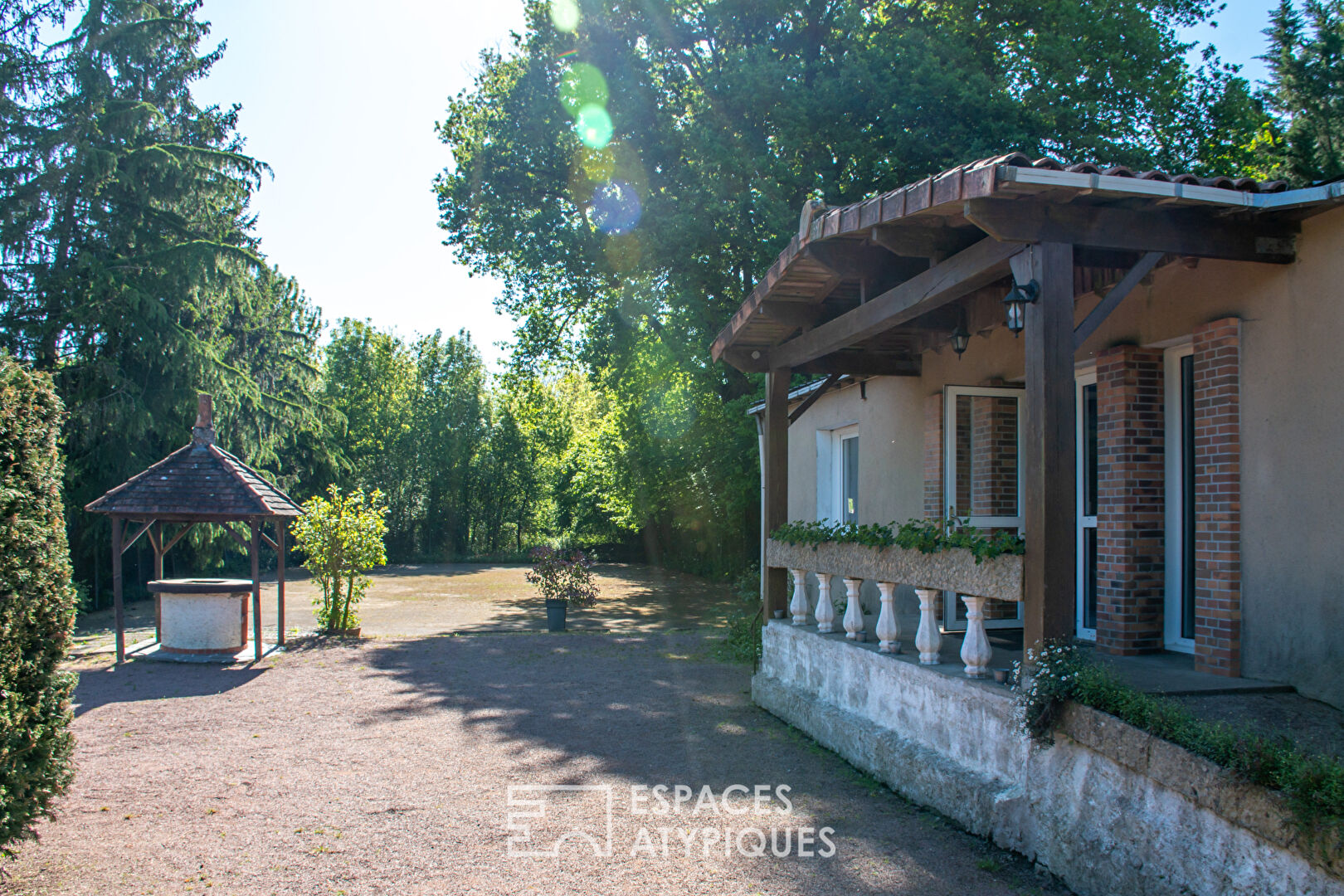 Domaine à rénover avec gîtes et salles de réception