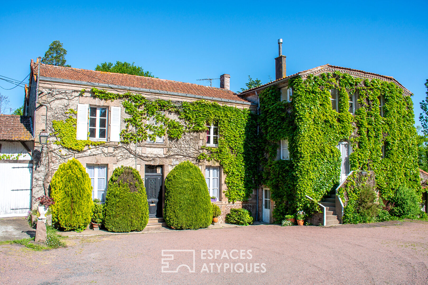 Domaine à rénover avec gîtes et salles de réception