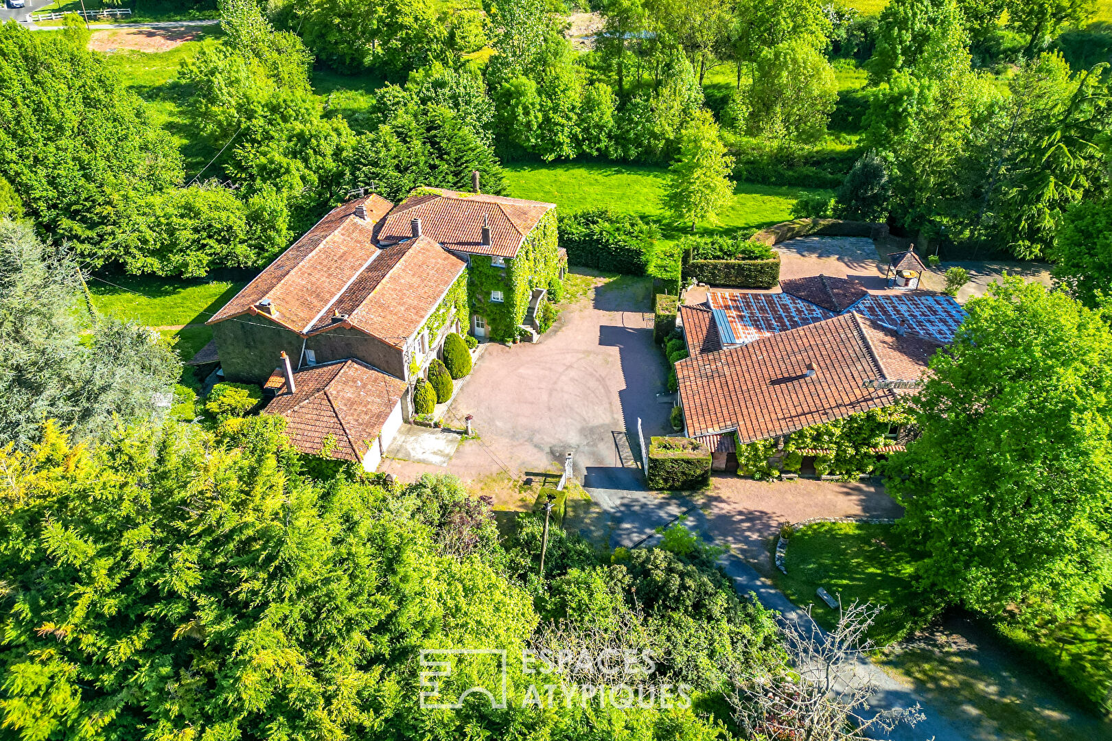 Domaine à rénover avec gîtes et salles de réception