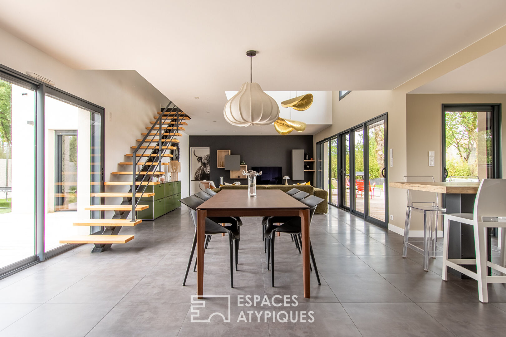 Contemporary villa with swimming pool