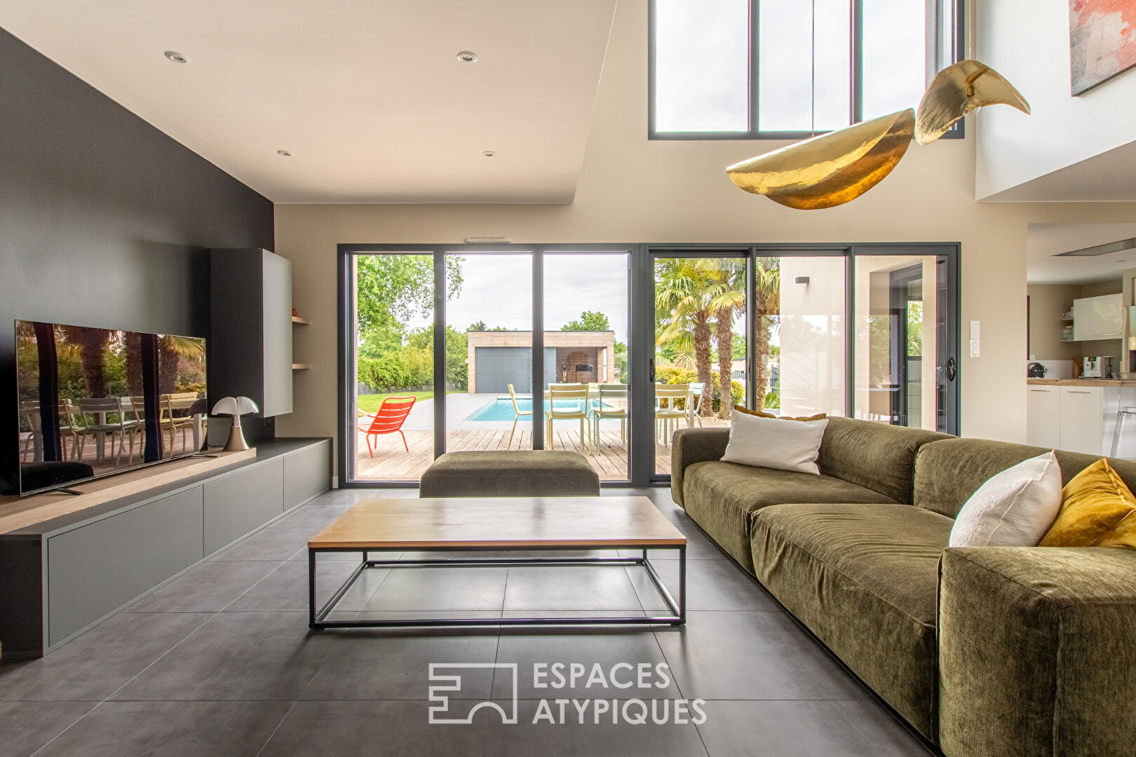 Contemporary villa with swimming pool